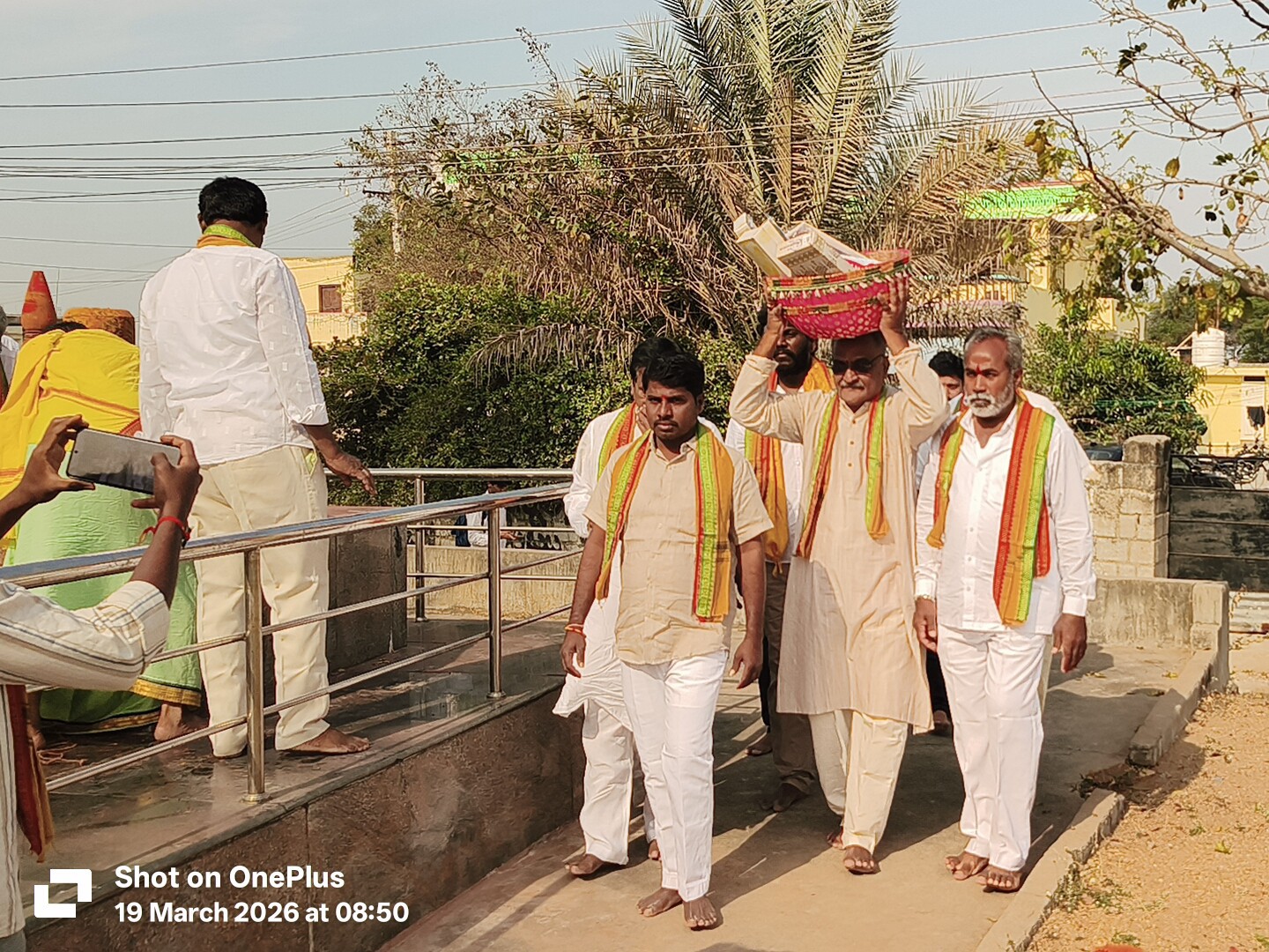 మోత్కూర్‌లో దేవతలకు పట్టు వస్త్రాలు