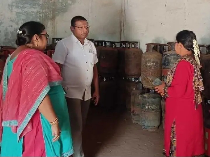 గ్యాస్ గోదాంను తనిఖీ చేసిన తహశీల్దార్