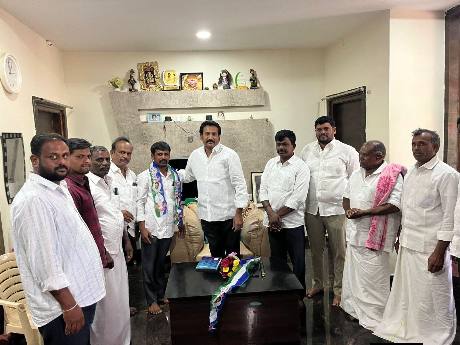 వైసీపీలో చేరిన టీడీపీ నేత ఎల్లారెడ్డి