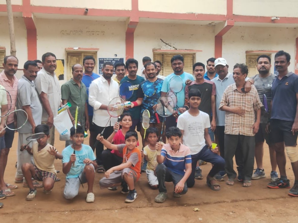 క్రీడాకారులకు సెటిల్ కాక్ సామాగ్రి పంపిణీ