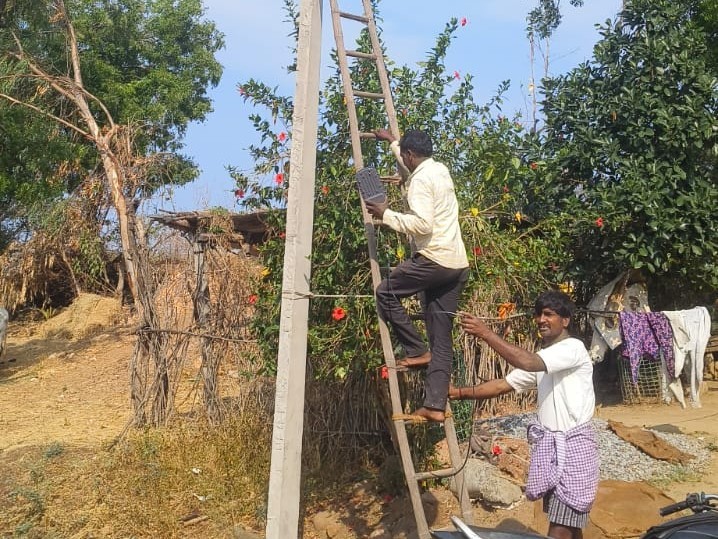 ‘స్తంభాలకు ఎల్ఈడి బల్బులు ఏర్పాటు’