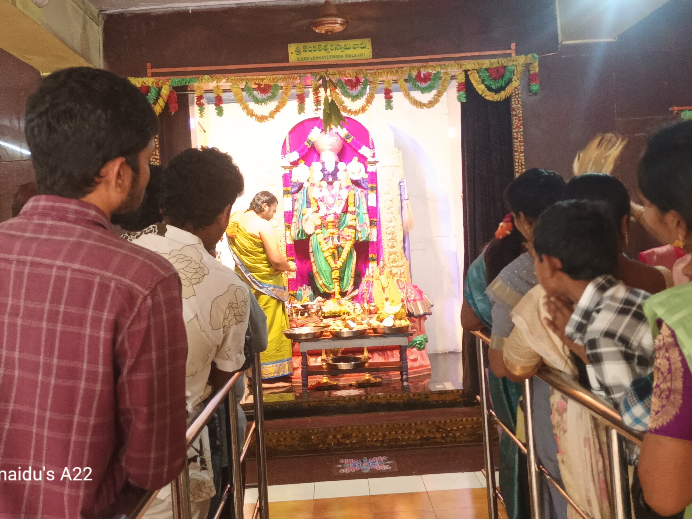 భక్తులతో కిటకిటలాడిన ఆలయాలు