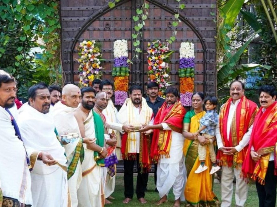 ముఖ్యమంత్రికి ఆహ్వానం అందజేసిన భద్రాచలం అర్చకులు