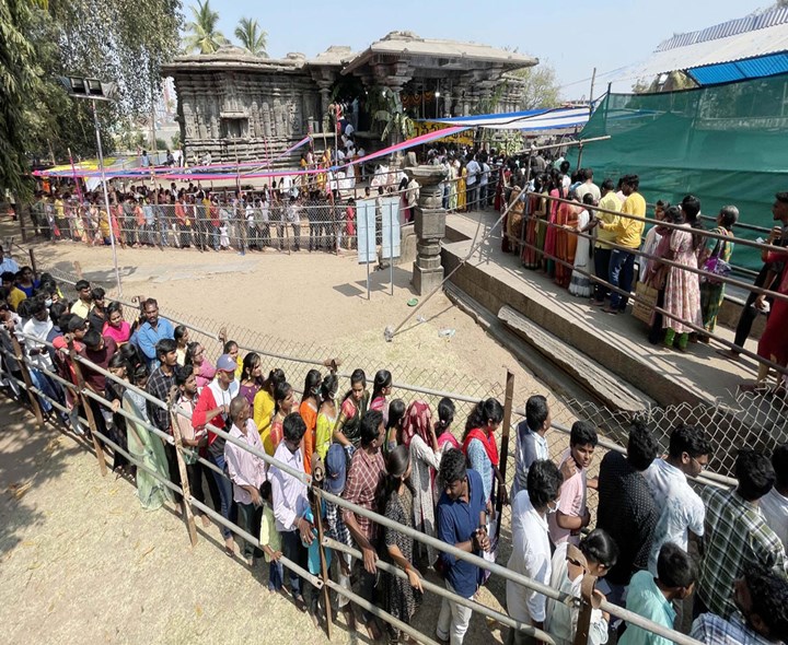 భద్రకాళి ఆలయానికి పోటెత్తిన భక్తులు