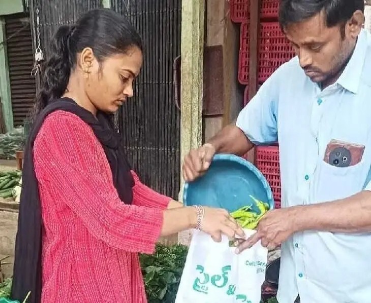 పర్యావరణ పరిరక్షణకు వ్యాపారి వినూత్న ప్రచారం