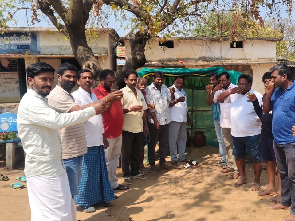 చలివేంద్రాన్ని ప్రారంభించిన.. సర్పంచ్