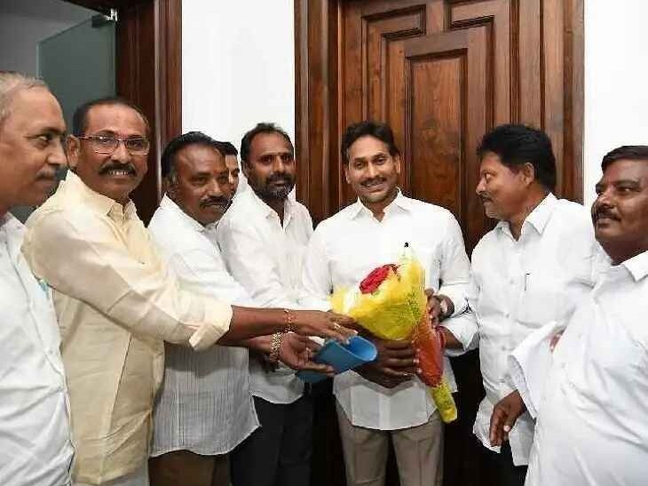 జగన్‌ను కలిసిన జిల్లా వైసీపీ నాయకులు