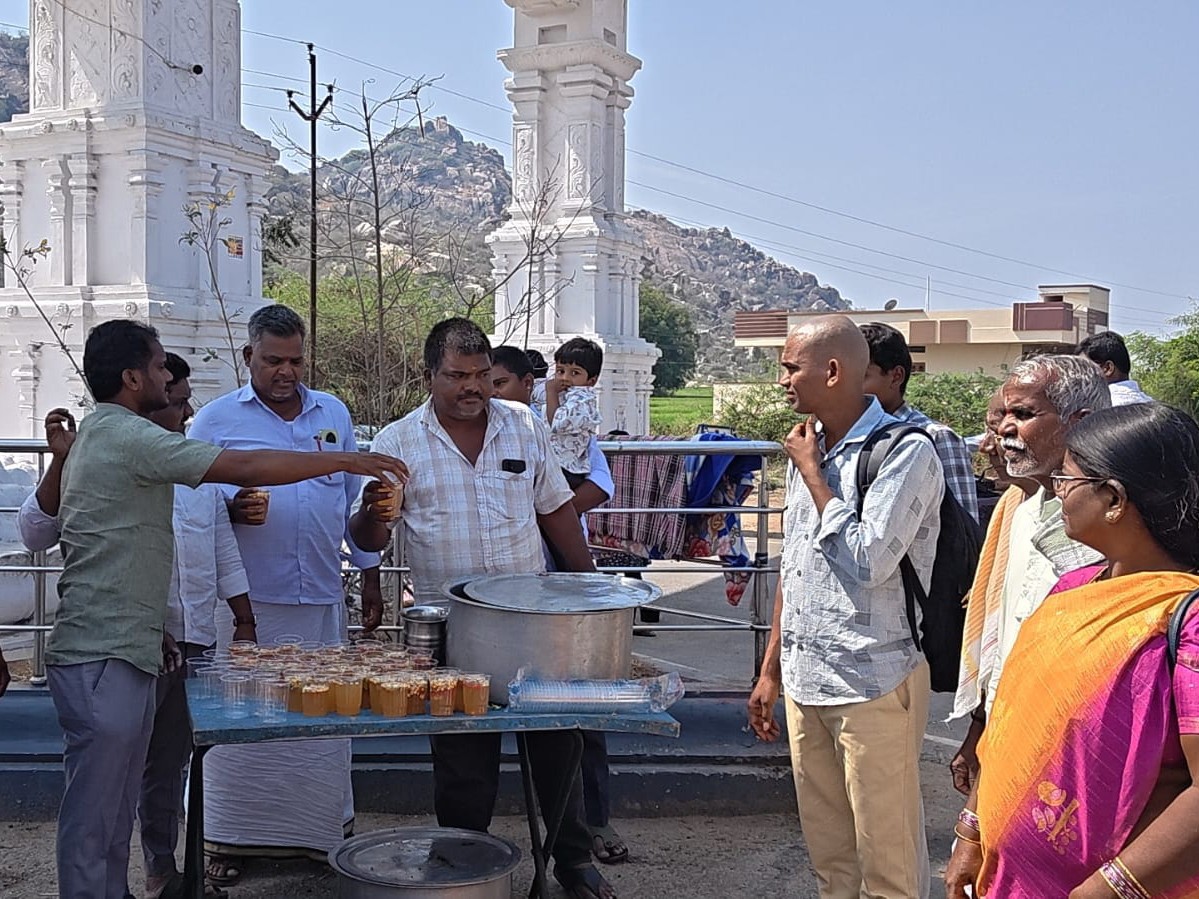 మన్యంకొండ గేటు వద్ద ఉగాది పచ్చడి పంపిణీ