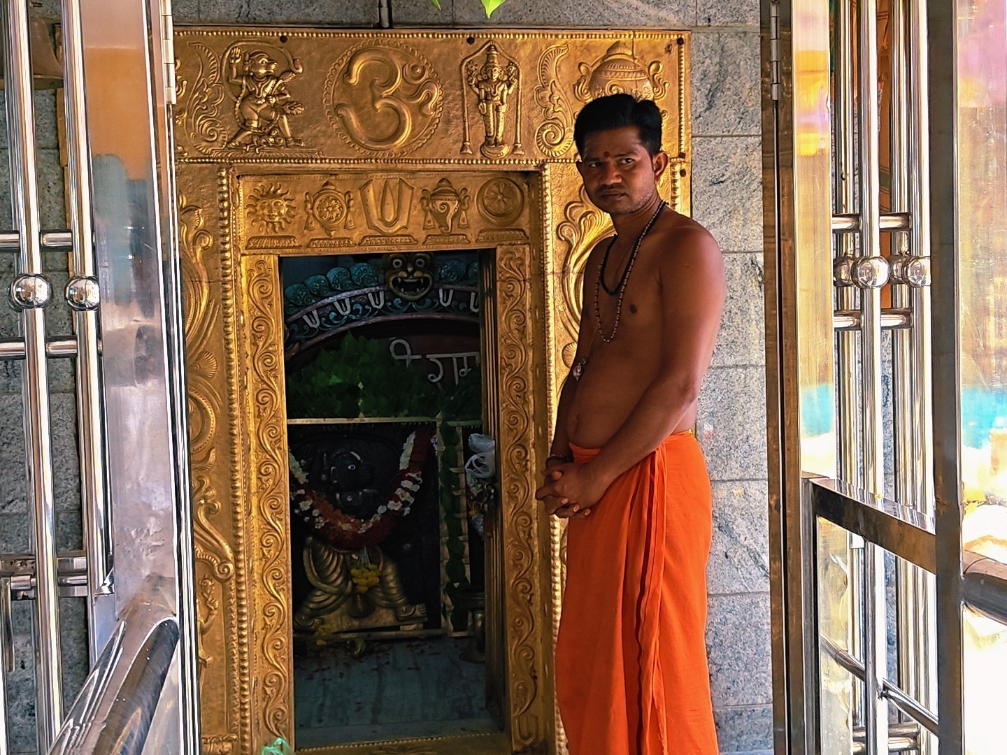 శ్రీ గిడ్డాంజనేయ దేవాలయంలో ప్రత్యేక పూజలు