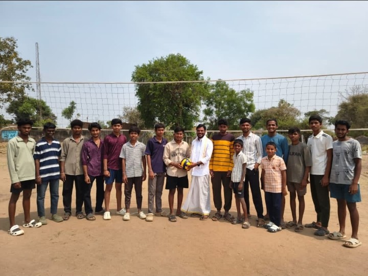 విద్యార్థులకు వాలీబాల్ కిట్లు పంపిణీ