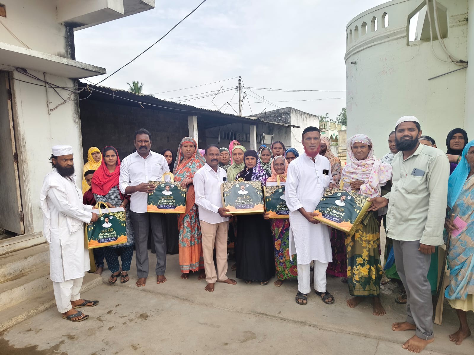 పెదవీడులో రంజాన్ తోఫా పంపిణీ