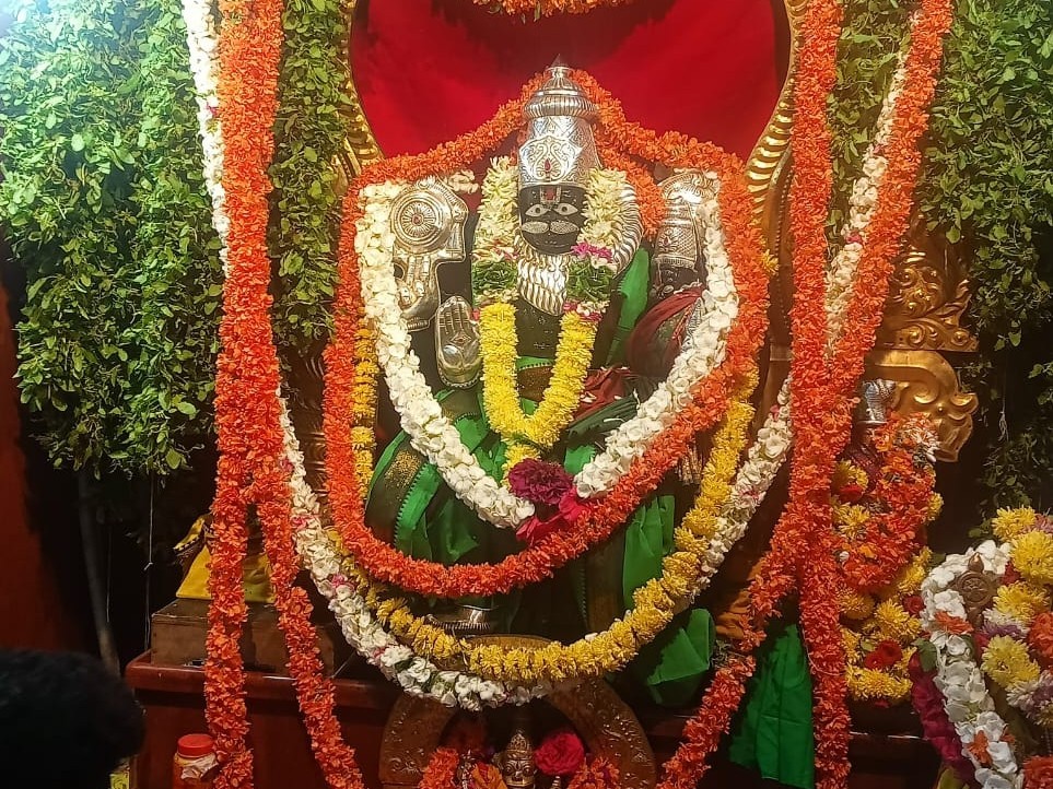 ఆలయంలో అత్యంత వైభవంగా ముడుపుల పూజలు