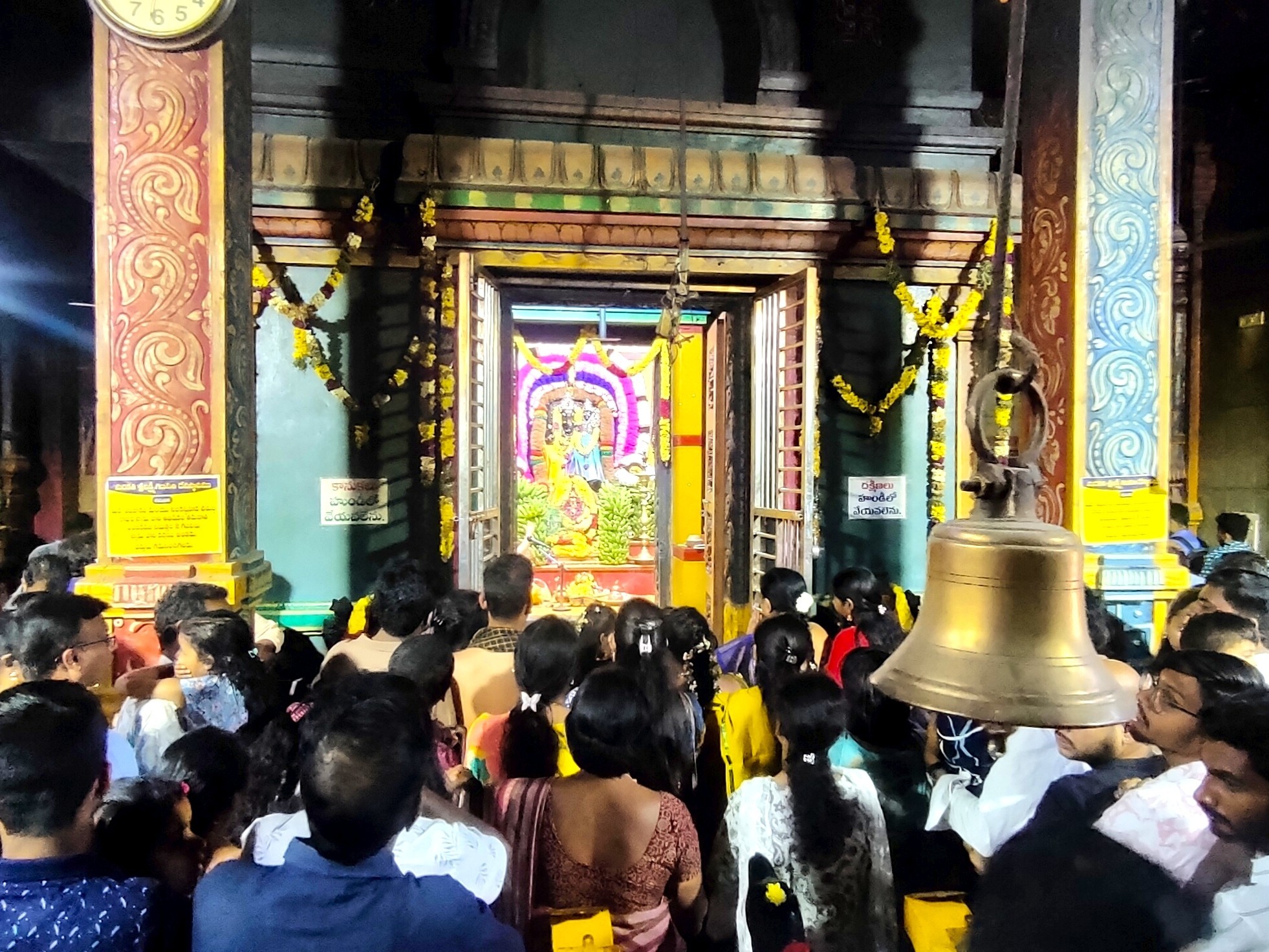 మరకత శ్రీ లక్ష్మీ గణపతి దేవాలయంలో బారులు తీరిన భక్తులు