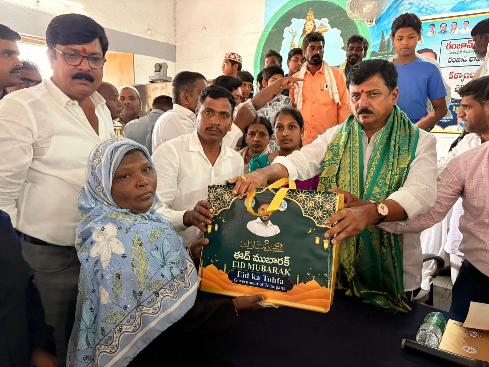 ముస్లిం మహిళలకు రంజాన్ గిఫ్ట్ అందజేసిన ఎమ్మెల్యే