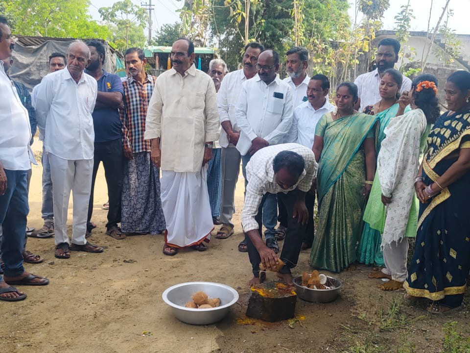 నూతన సిసి రోడ్లకు శంకుస్థాపన చేసిన కాంగ్రెస్ నేతలు