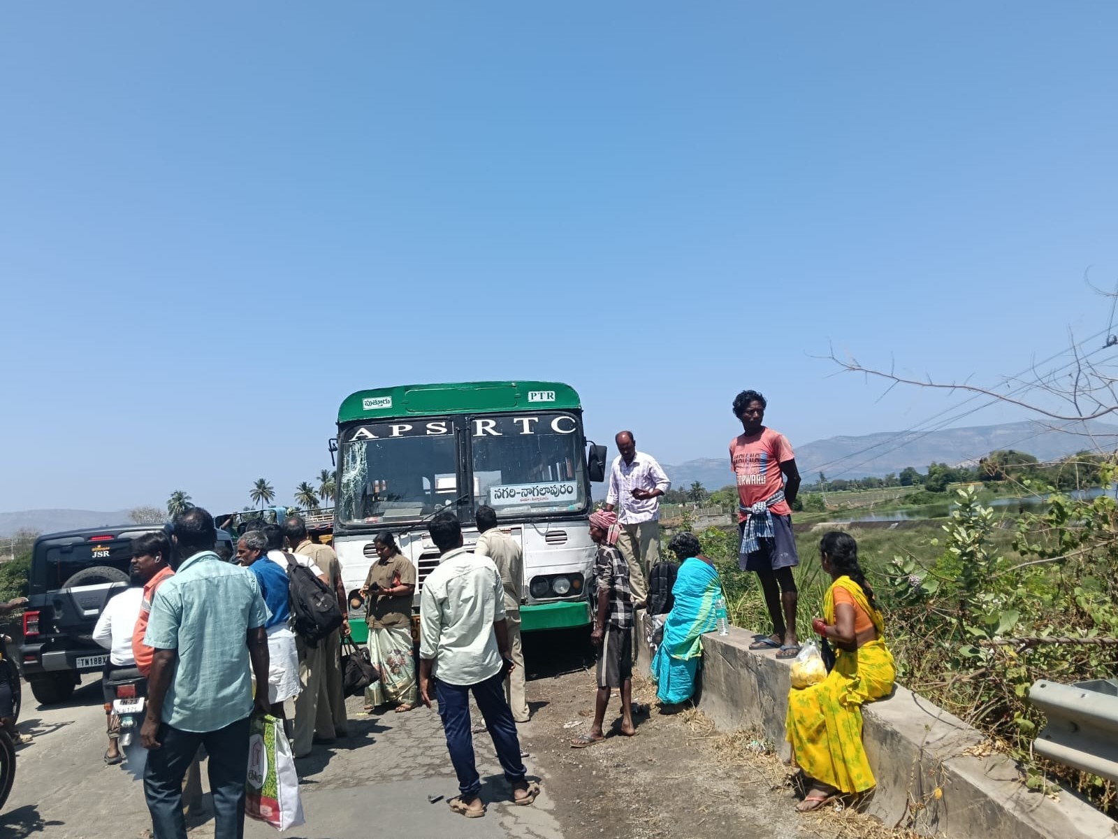 ఆర్టీసీ బస్సును ఢీకొన్న టిప్పర్