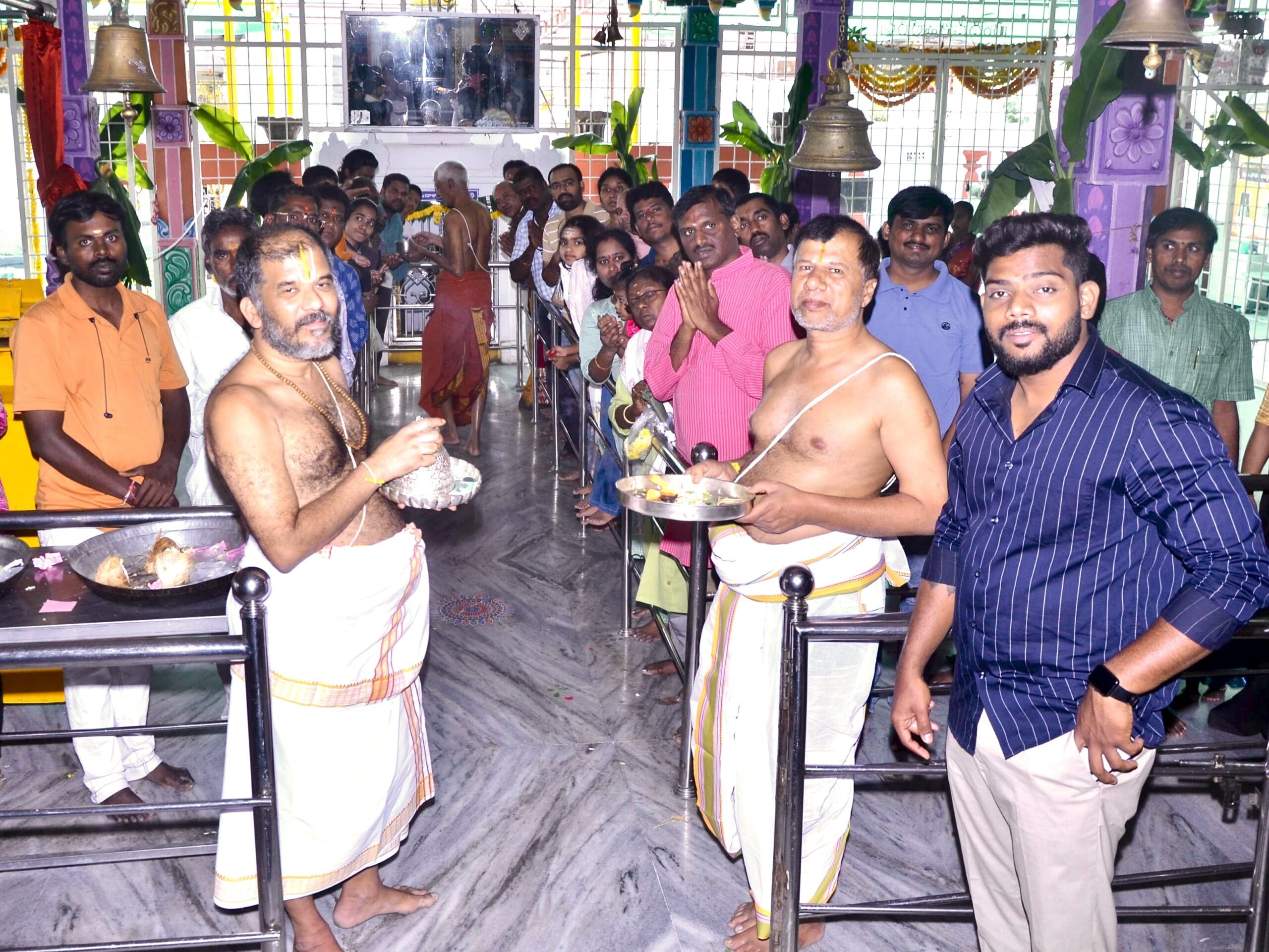 వెంకటేశ్వర స్వామి దేవాలయంలో బారులు తీరిన భక్తుల