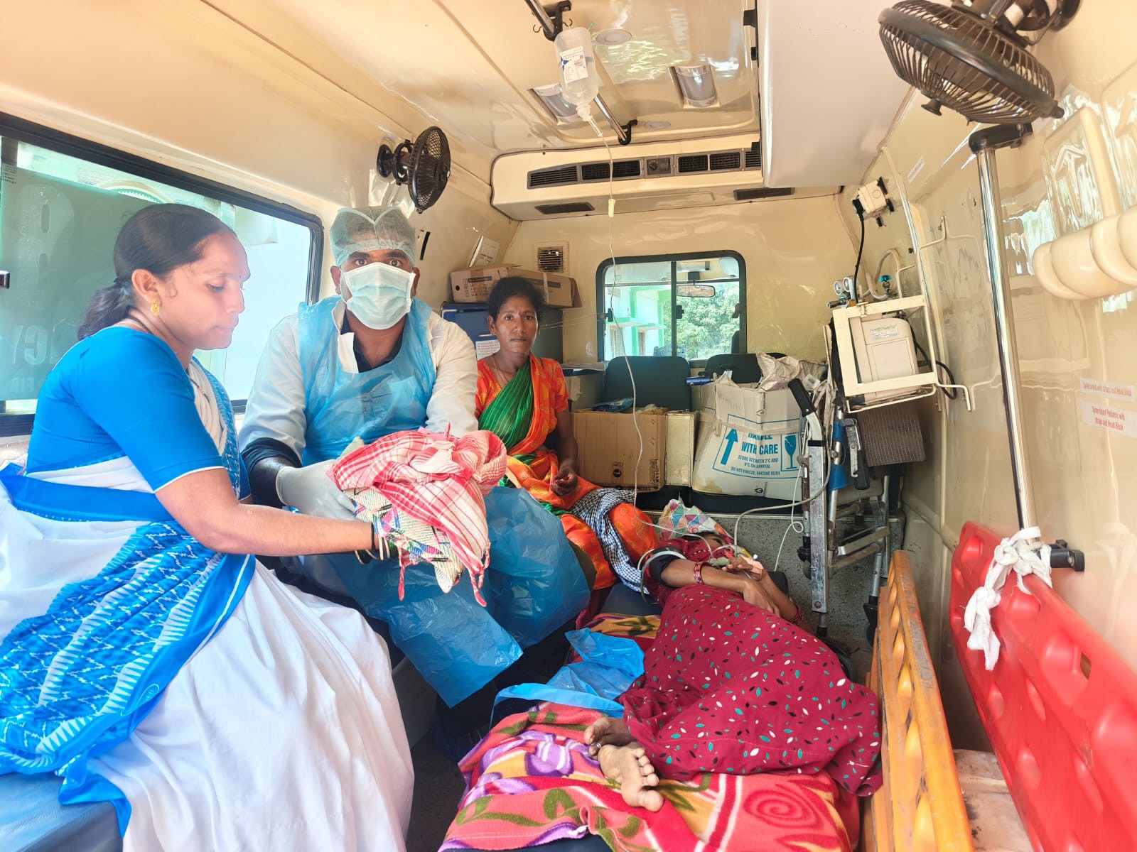అంబులెన్స్‌లో ప్రసవం.. తల్లిబిడ్డ క్షేమం
