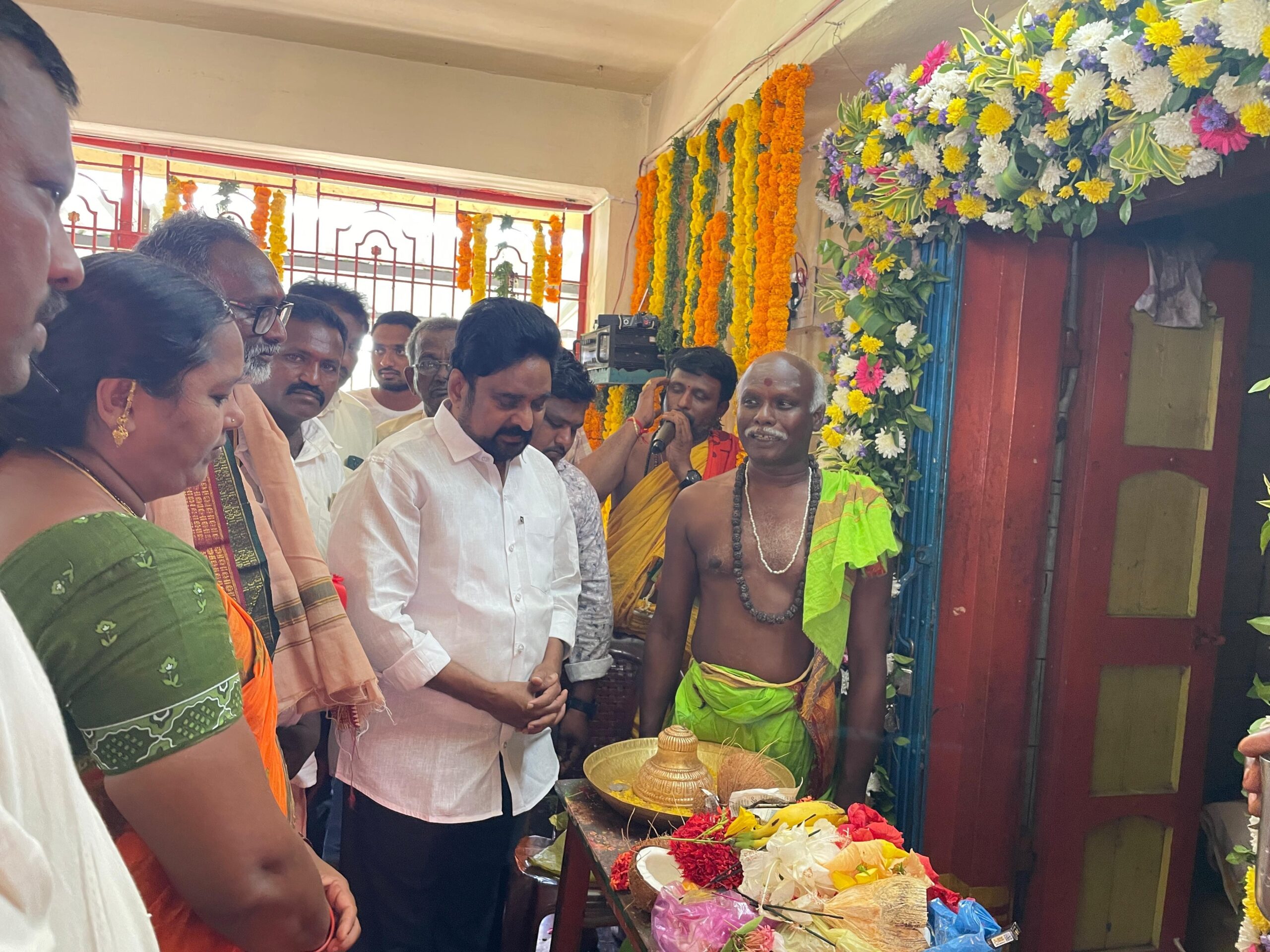 ప్రత్యేక పుజాలు చేసిన మట్టా దయానంద్