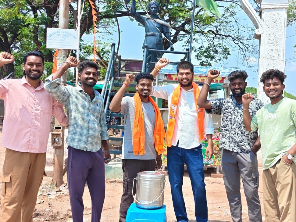 ఉగాది పచ్చడి పంపిణీ చేసిన బీజేపీ వార్డు మెంబర్