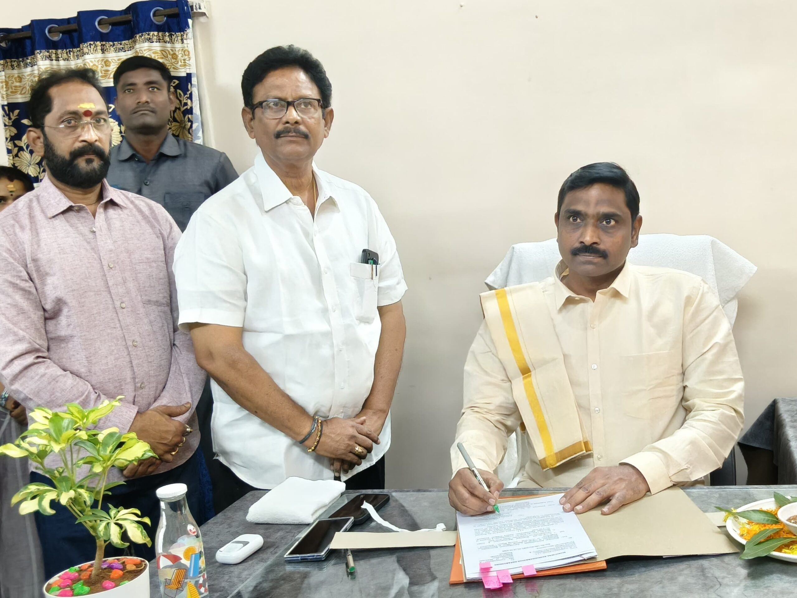 ప్రత్యేక అధికారిగా బాధ్యతలు స్వీకరించిన కలెక్టర్