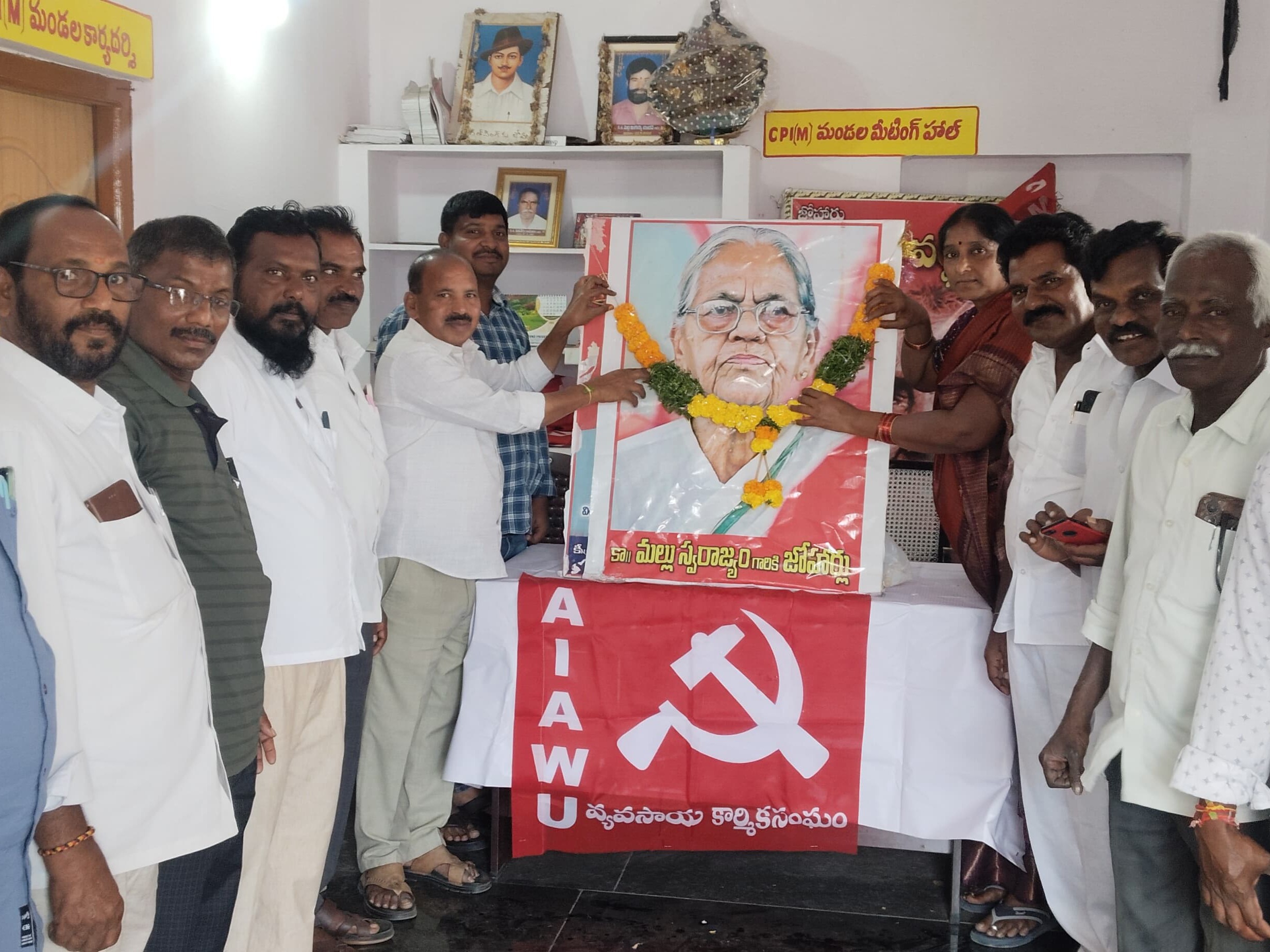 మల్లు స్వరాజ్యంకు జోహార్లు అర్పించిన నేతలు