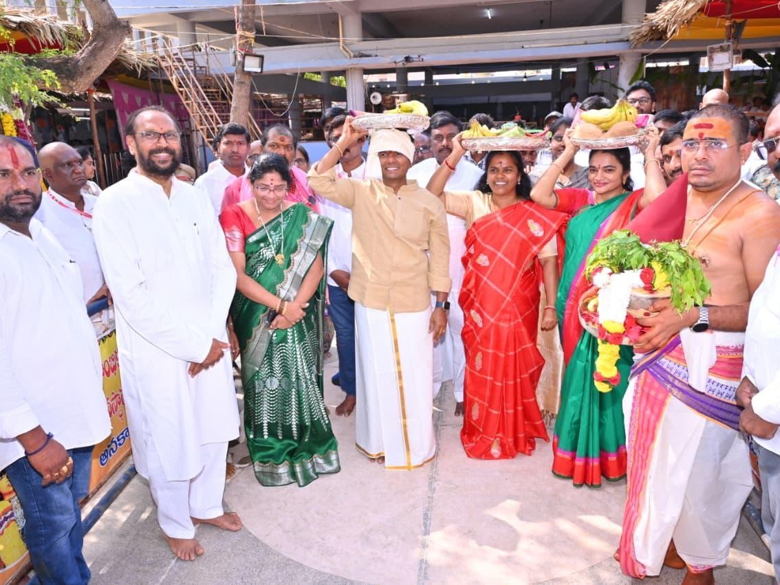 నూకాంబిక అమ్మవారికి పట్టు వస్త్రాలు సమర్పణ