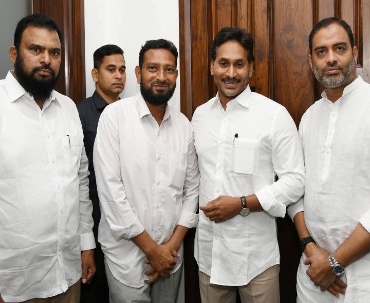 జగన్‌ను కలిసిన మెగా అంజాద్, మక్బూల్