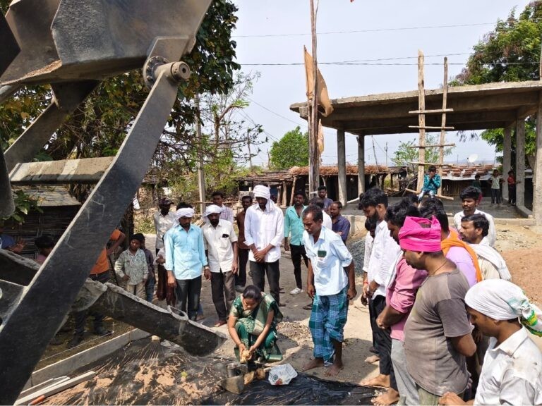 సీసీ రోడ్డు నిర్మాణానికి భూమిపూజ చేసిన సర్పంచ్