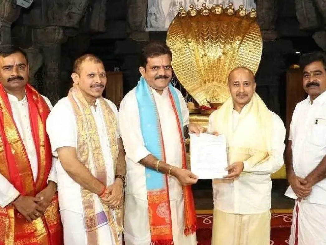 శ్రీవారి వివిధ ట్రస్టులకు భారీ విరాళం