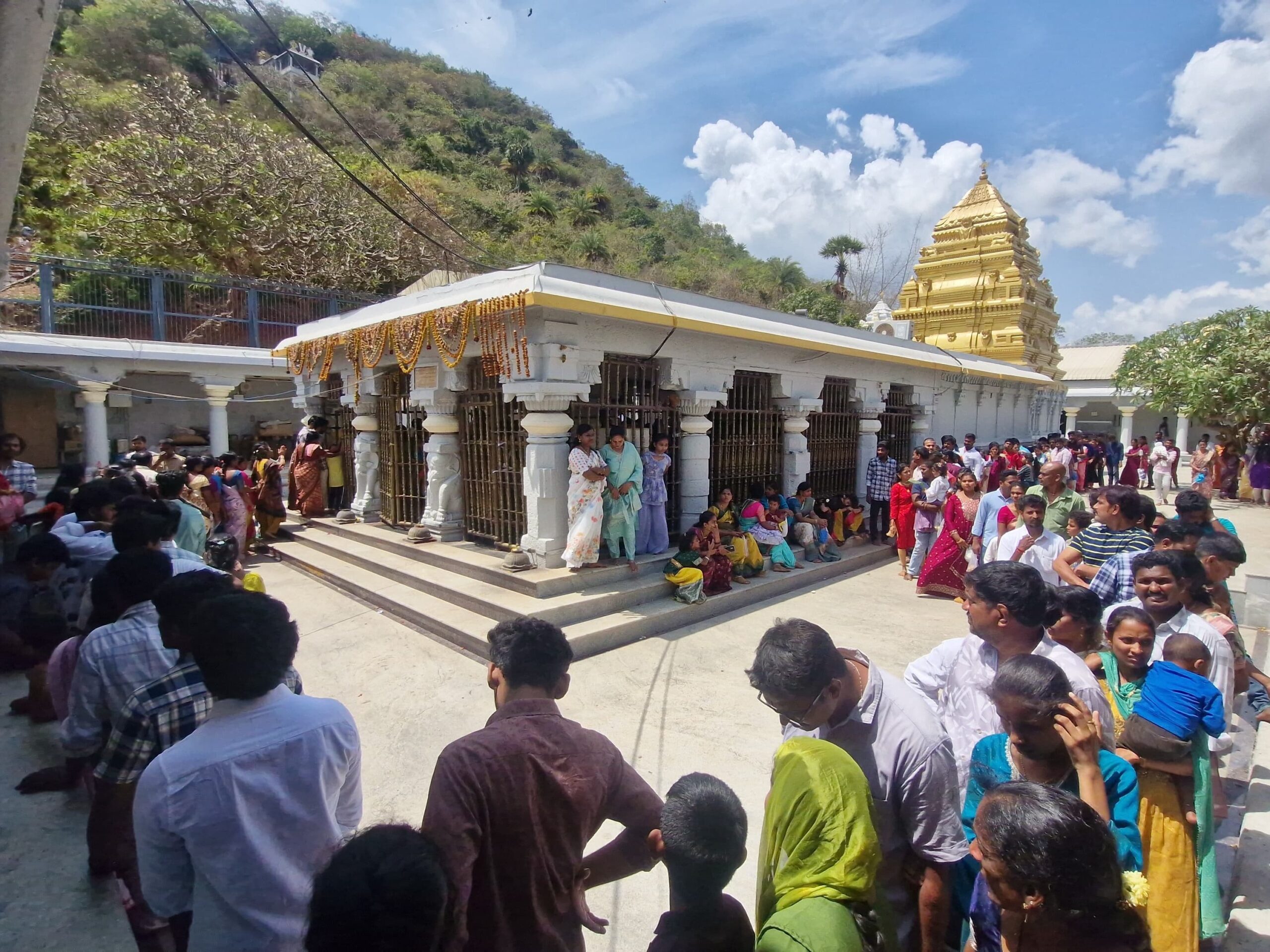 వెంకన్న ఆలయానికి పోటెత్తిన భక్తులు