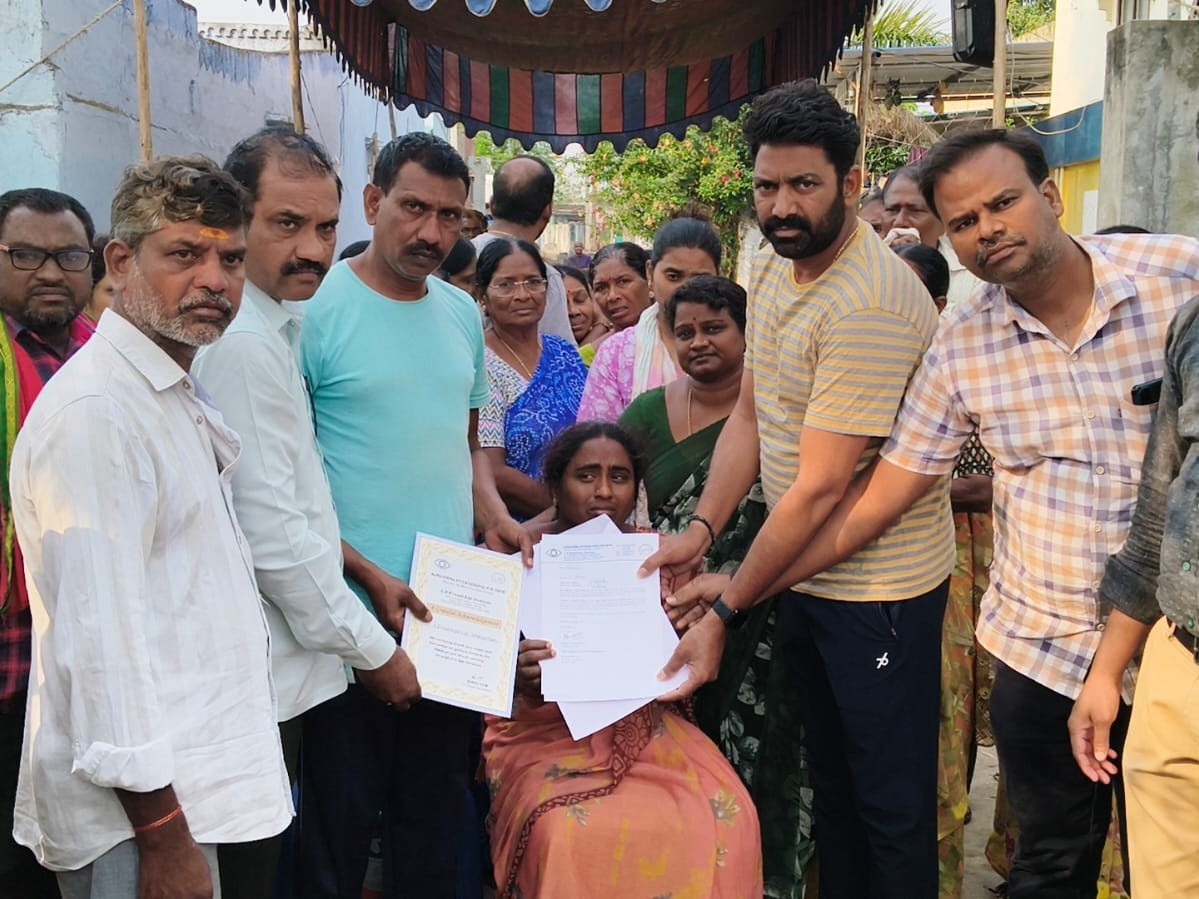 మృతి చెందినా.. మరో ఇద్దరి జీవితాల్లో వెలుగు నింపింది