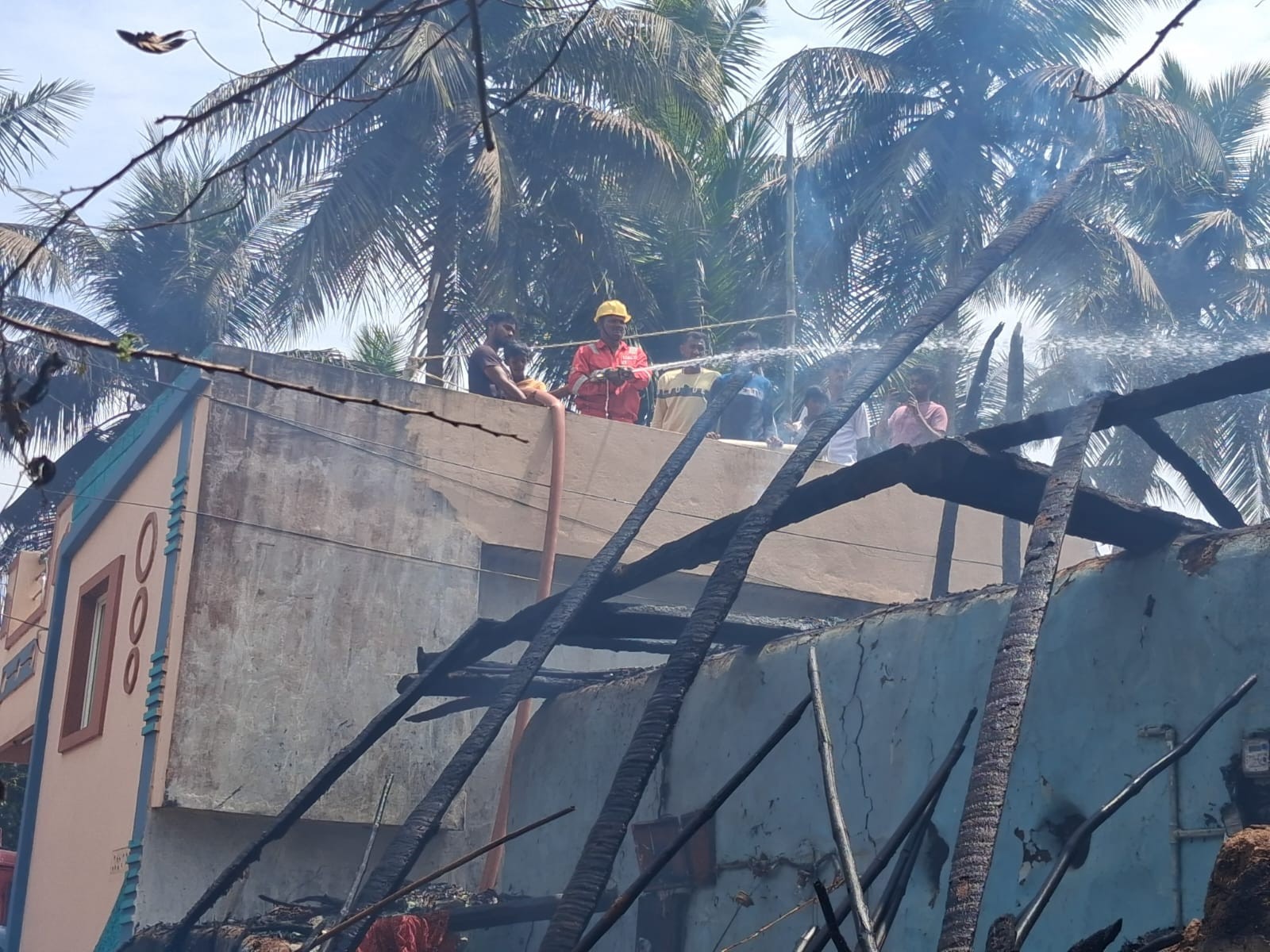 అగ్ని ప్రమాదంలో తాటాకు ఇల్లు దగ్ధం