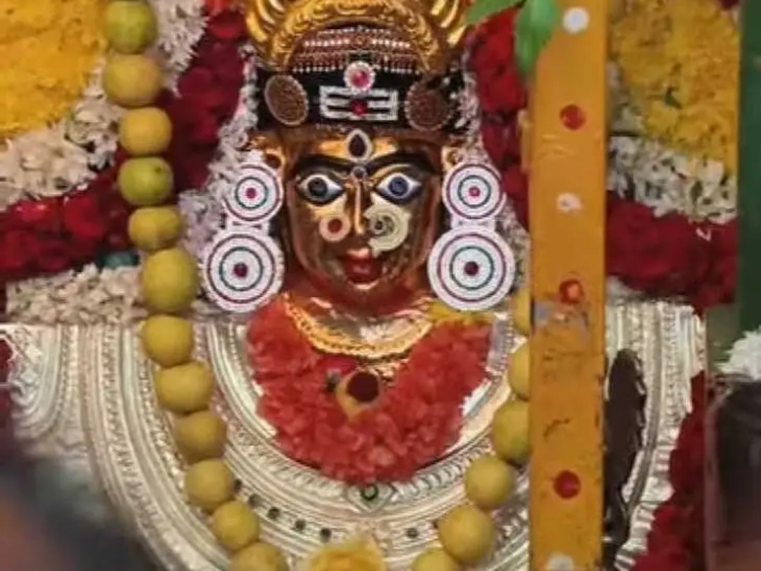 వెండి చీరలో పోలేరమ్మ దర్శనం