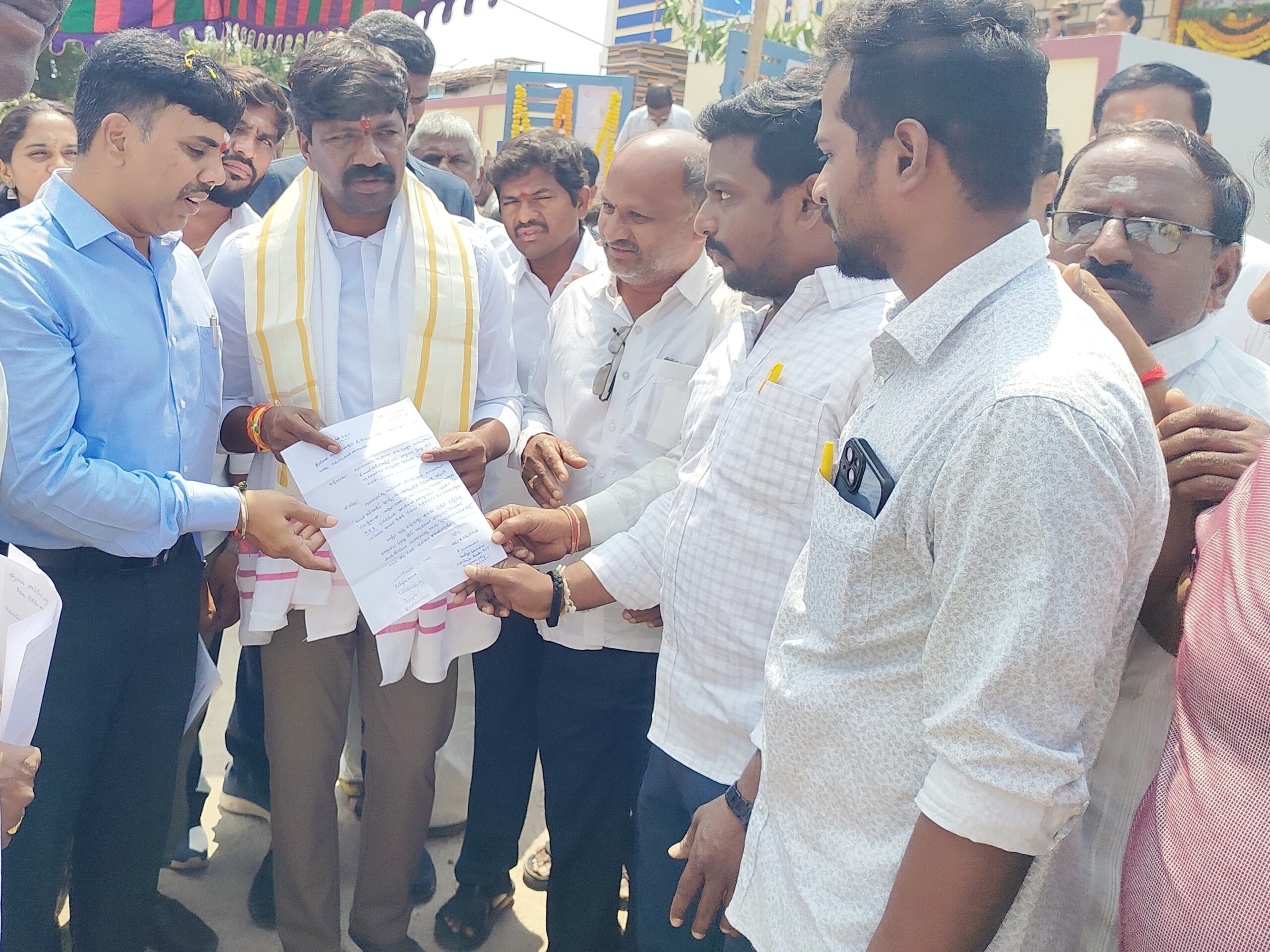 ‘డబుల్ బెడ్ రూమ్ ఇళ్లను పేదలకు పంపిణీ చేయాలి’