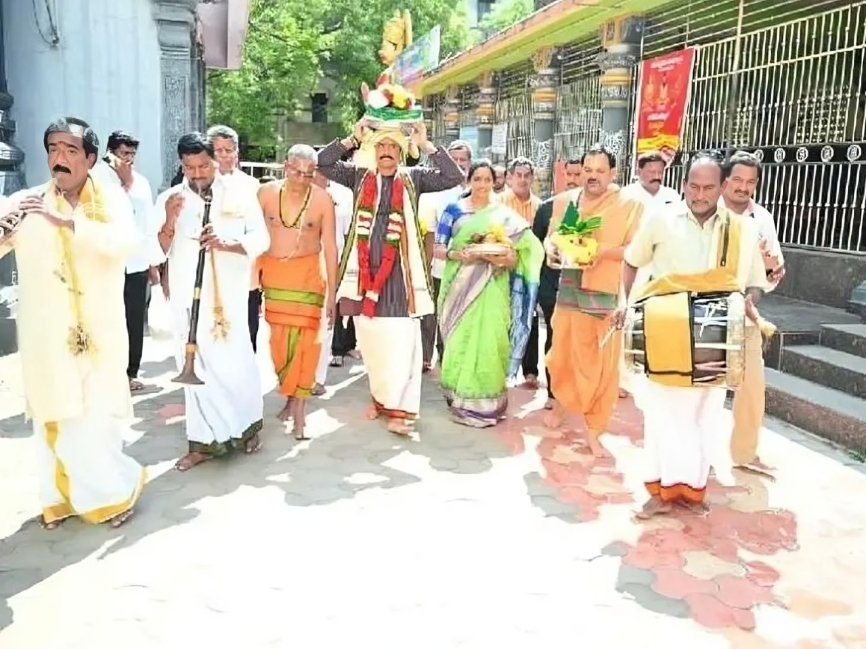 శ్రీవారికి పట్టు వస్త్రాలు సమర్పించిన ఎమ్మెల్యే