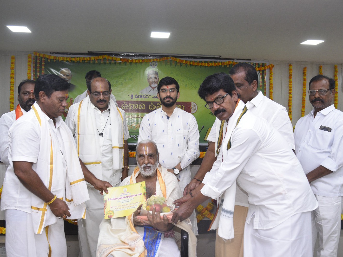 అర్చకులకు నగదు పురస్కారం అందజేసిన కలెక్టర్