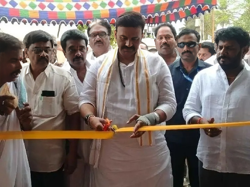 ఆలయంలో షెడ్డును ప్రారంభించిన ఎమ్మెల్యే