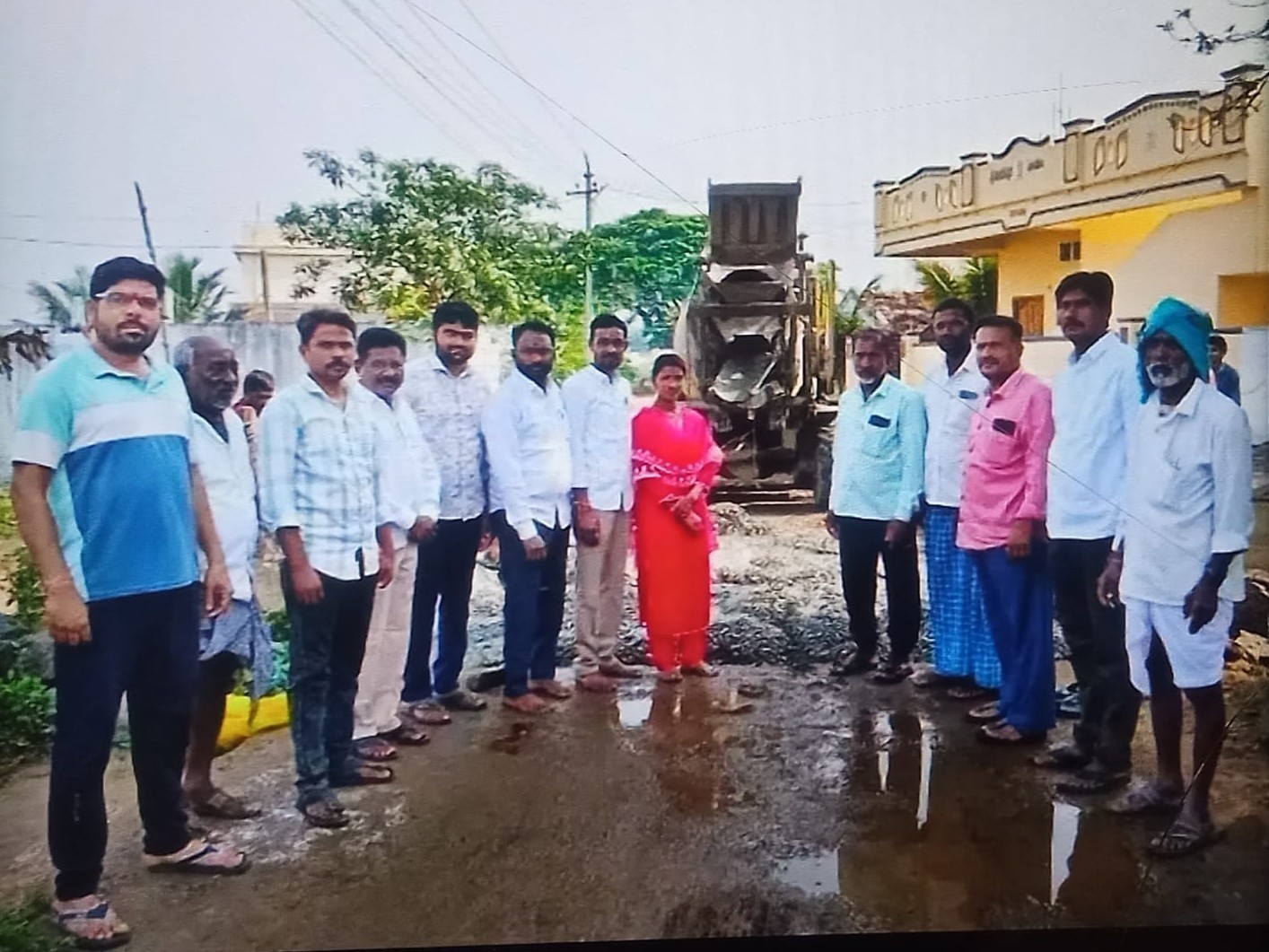‘కొత్తూరులో సీసీ రోడ్డు నిర్మాణ పనులు ప్రారంభం’