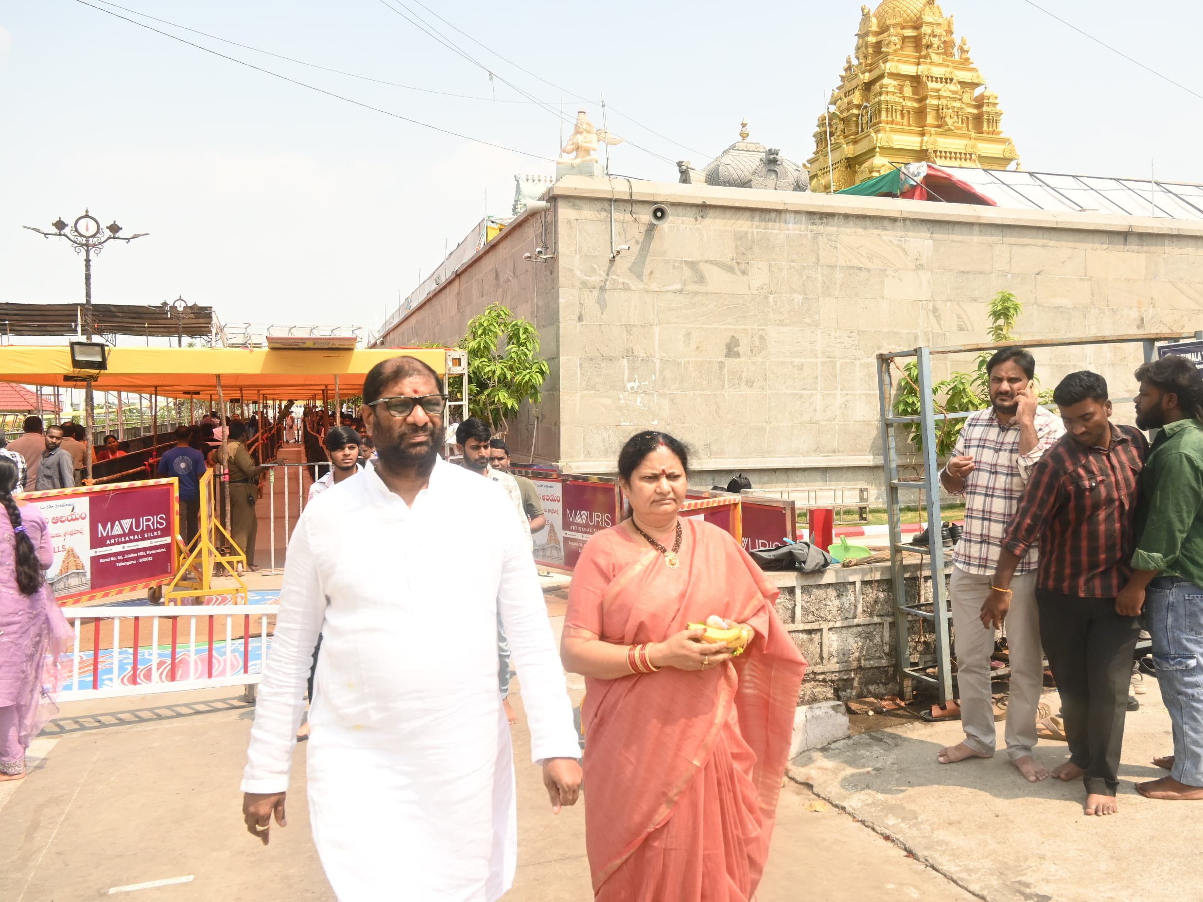 ప్రత్యేక పూజలు చేసిన ఎంపీ దంపతులు