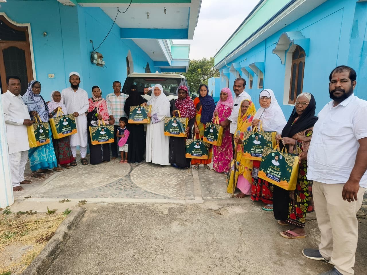 నారాయణపూర్‌లో ముస్లిం మహిళలకు తోఫా పంపిణీ