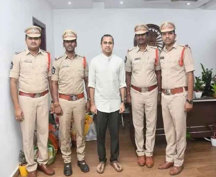 ఎస్పీకి పోలీసుల ఉగాది శుభాకాంక్షలు