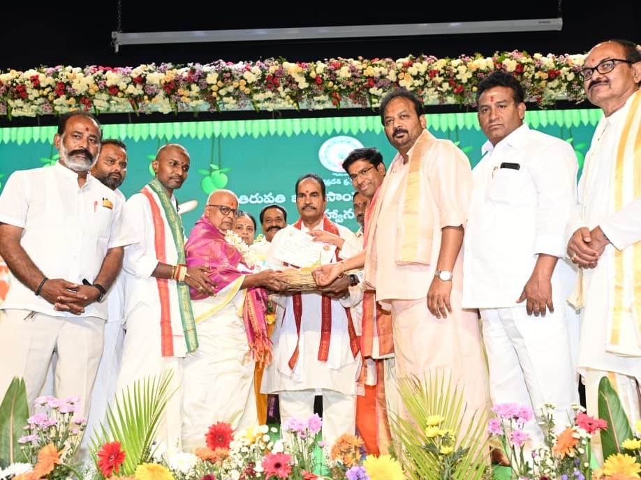 అర్చకుడు విజయకుమార్ శర్మకు ఉగాది పురస్కారం