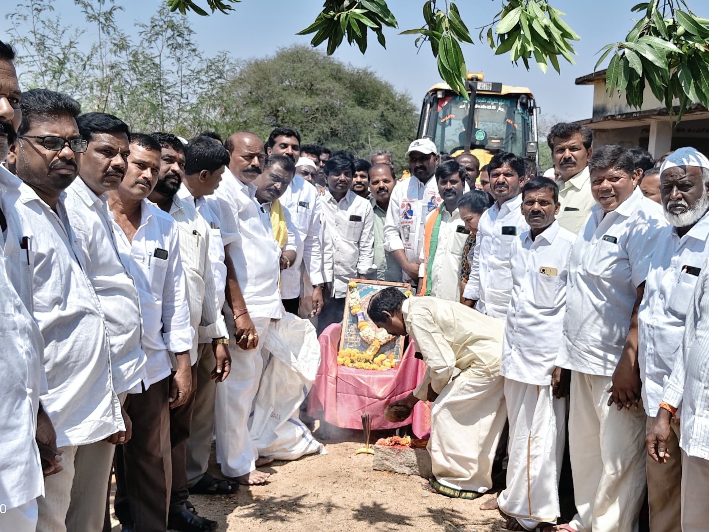 కొత్తబయన్నపల్లిలో బీటీ రోడ్డు నిర్మాణానికి భూమిపూజ