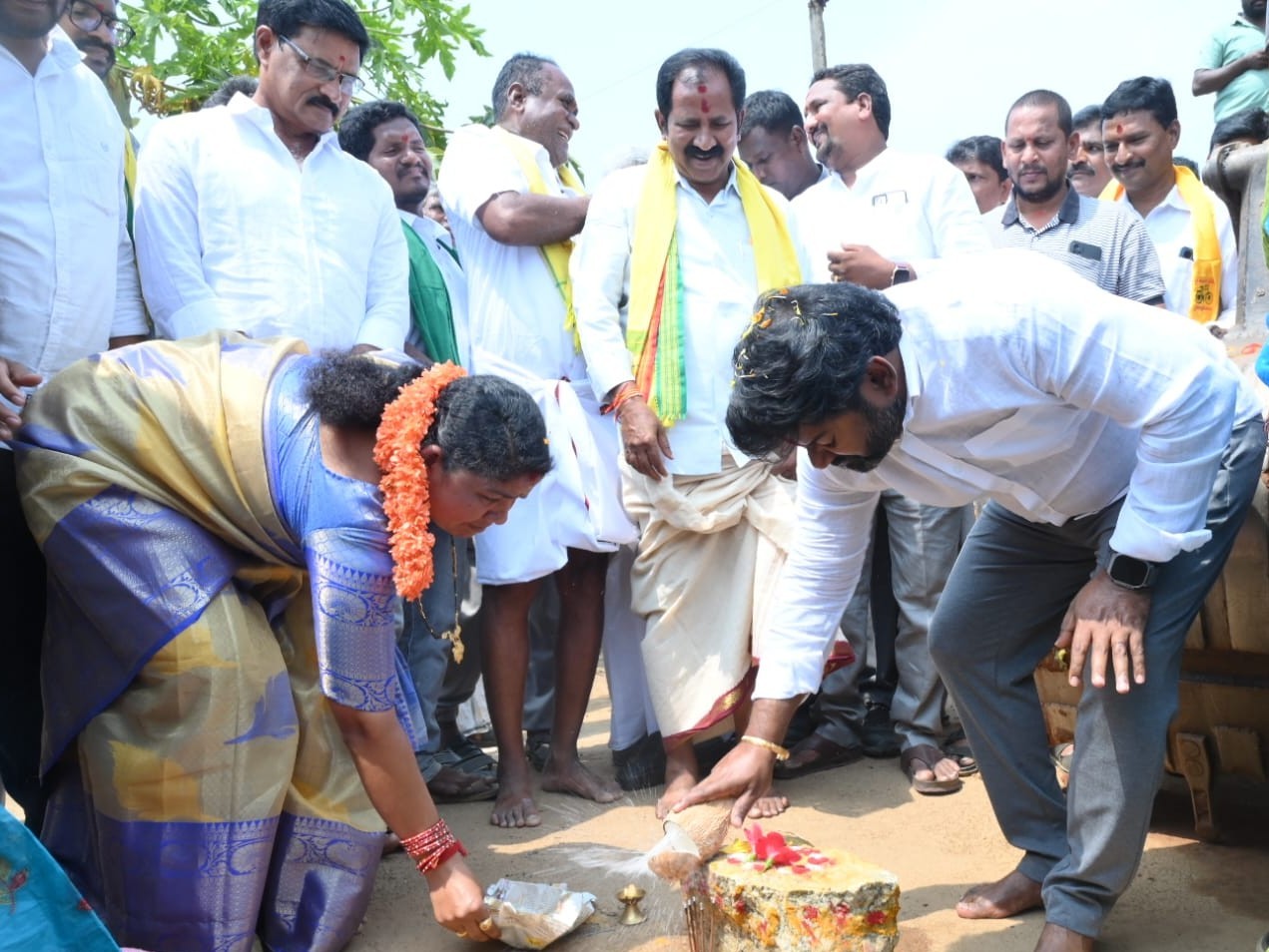 బీటీ రోడ్డుకు శంకుస్థాపన చేసిన ఎమ్మెల్యే.