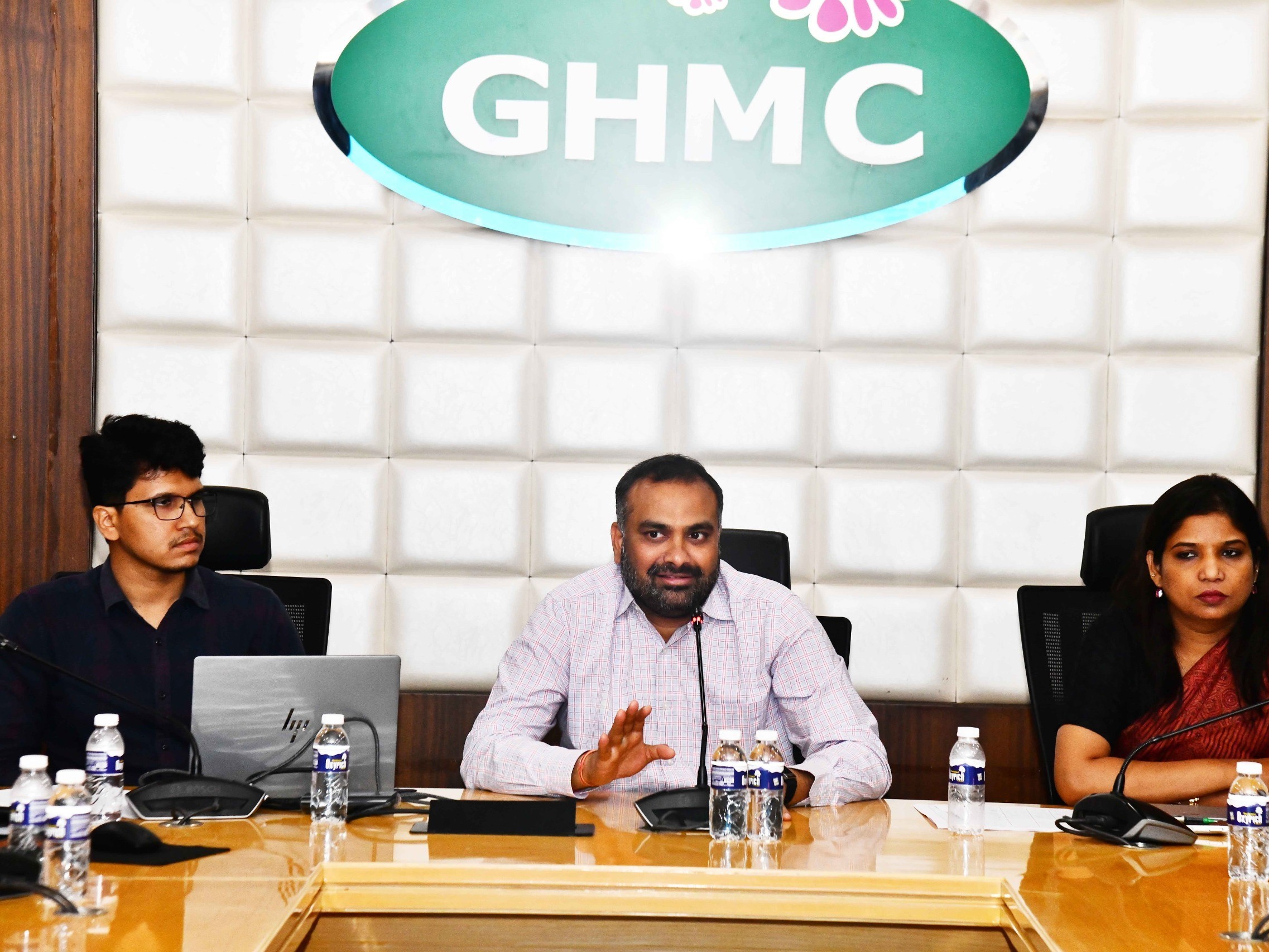 రోడ్లు మొత్తం క్లీన్ చేయాల్సిందే: కమిషనర్