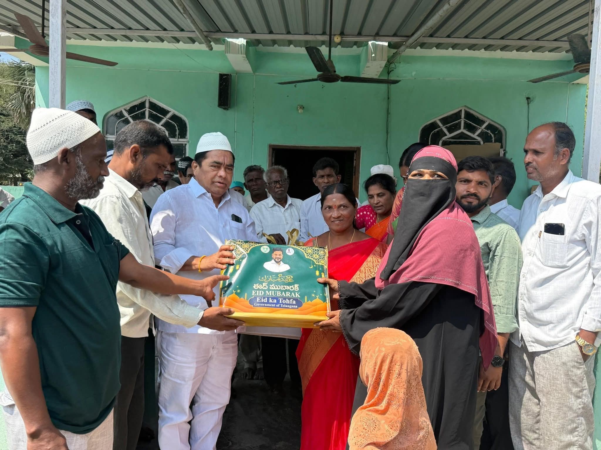 రంజాన్ తోఫా పంపిణీ చేసిన ఛైర్మన్