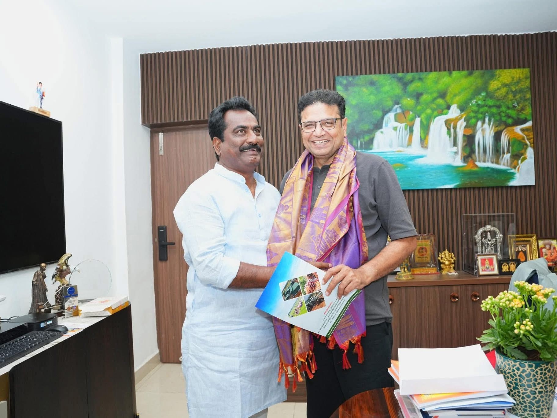 మంత్రిని కలిసి ఆహ్వానం అందజేసిన ఛైర్మన్