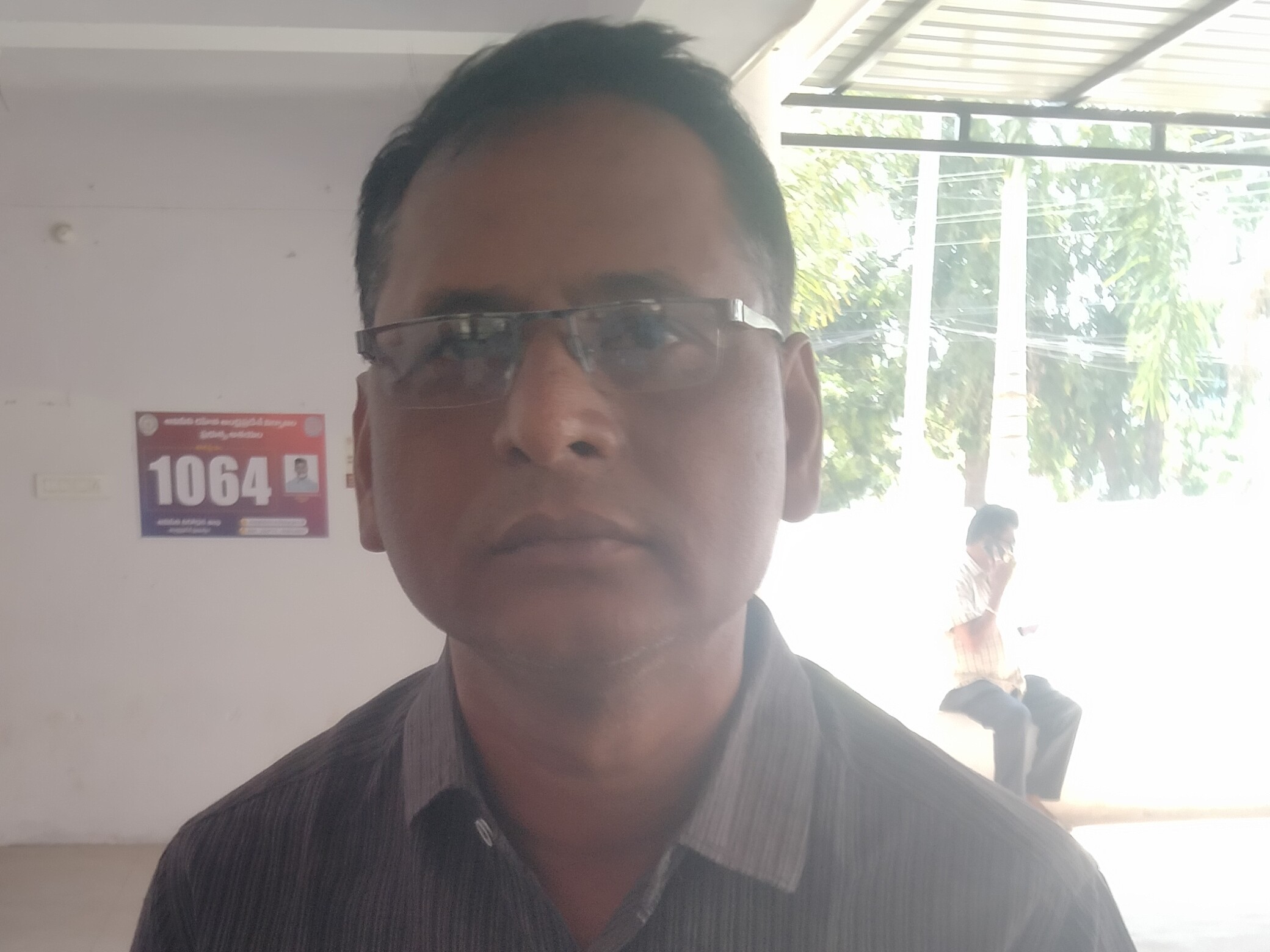 ‘తహసీల్దార్‌ను సస్పెండ్ చేయాలి’