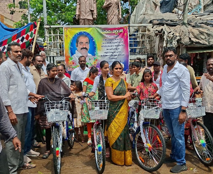 విద్యార్థులకు సైకిళ్ళు పంపిణీ